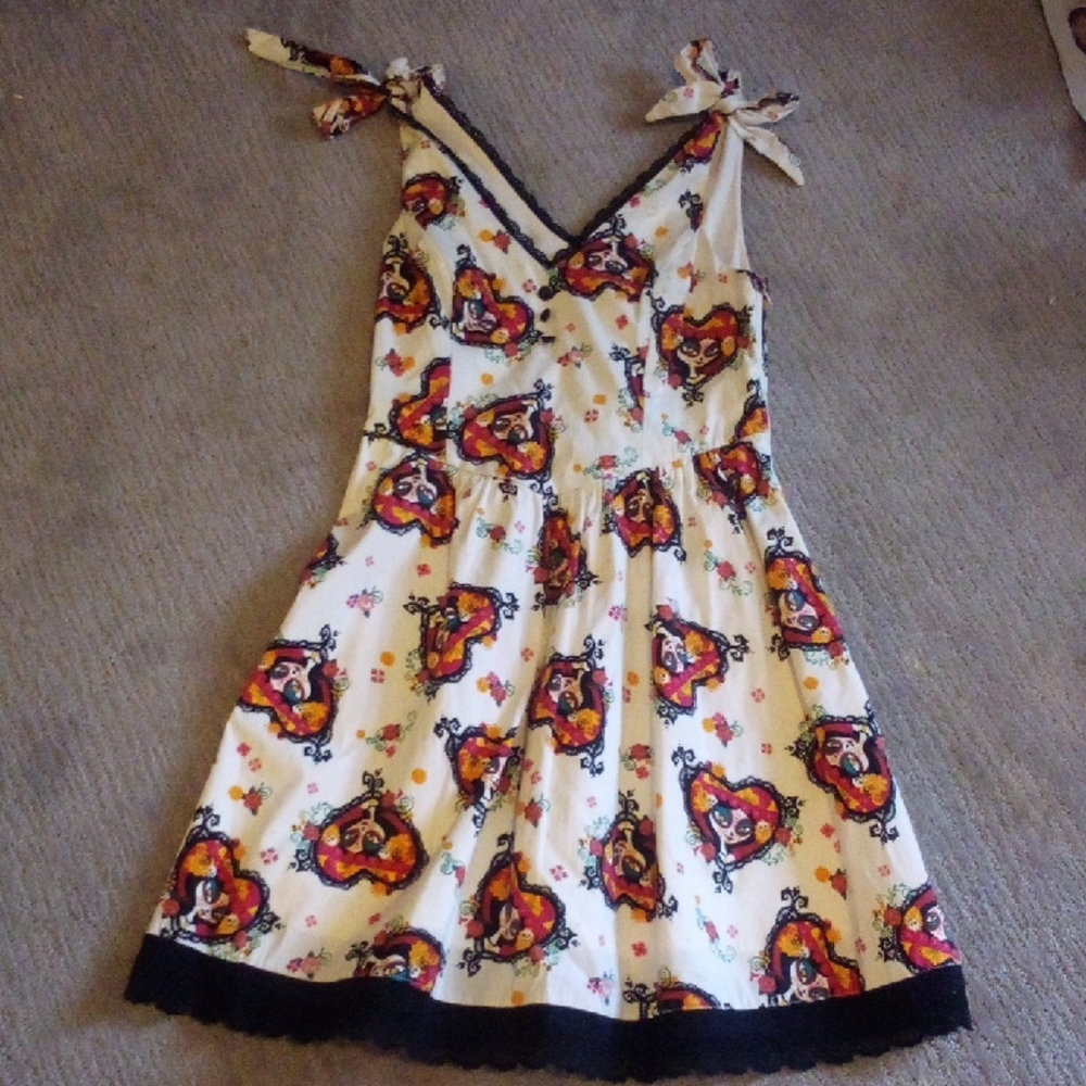 Day of the dead Heart & black lace Pattern medium TTS very good condition